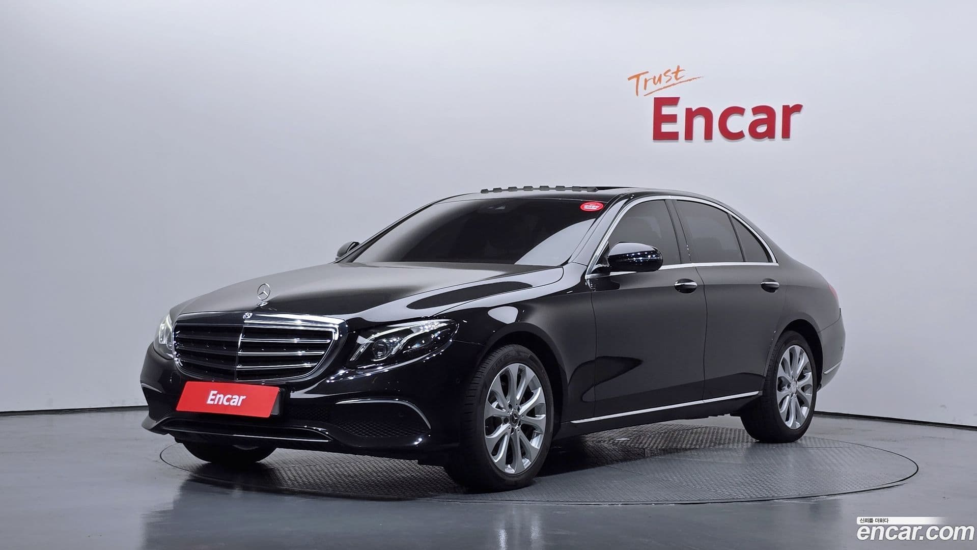 Main__Slider__Photo:E-Class Mercedes-Benz 2019.5-0