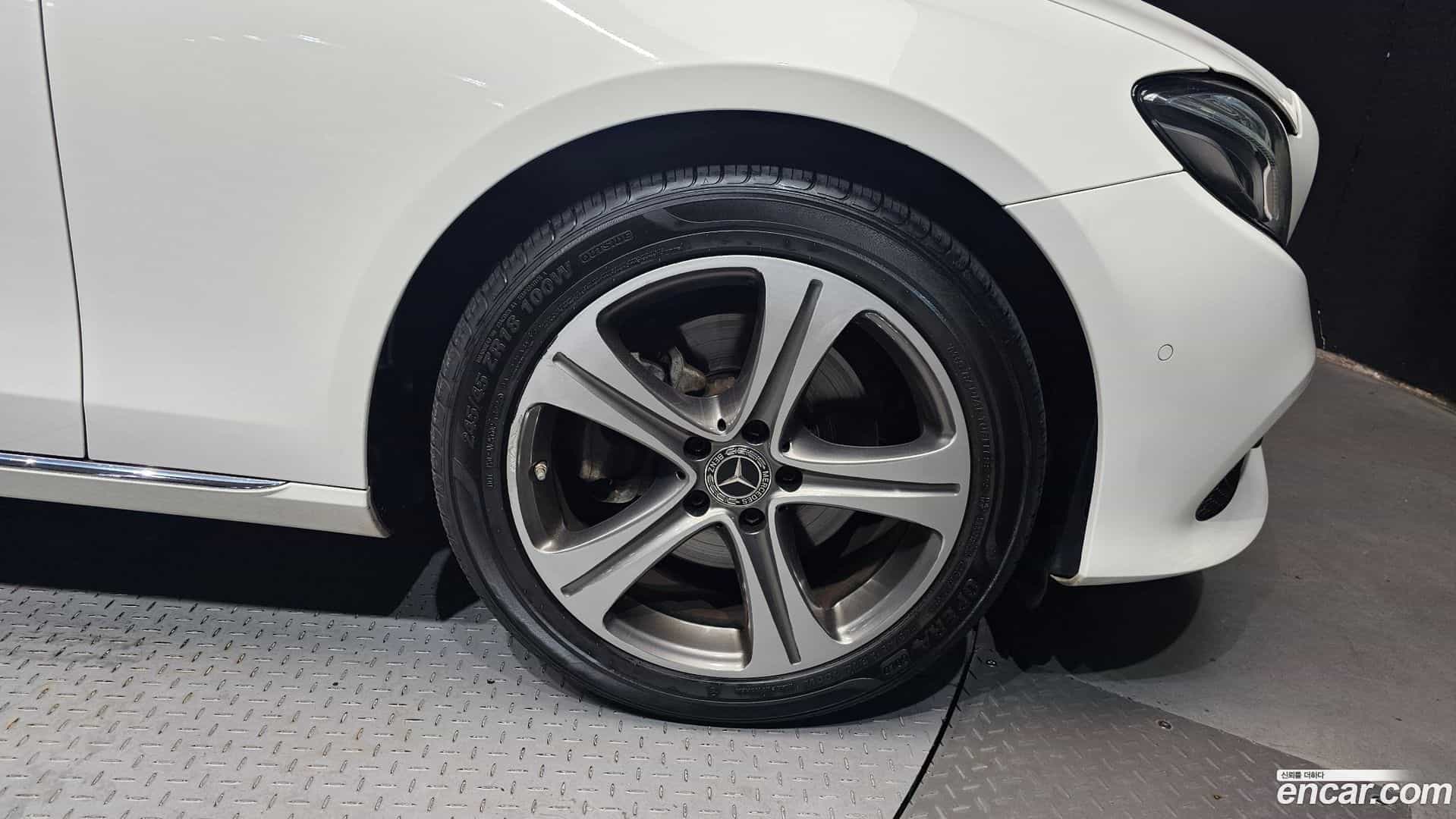 E-Class Mercedes-Benz 2019.7-OUTER-031