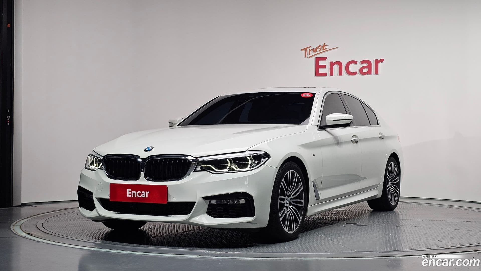 Main__Slider__Photo:5-Series BMW 2018.6-0
