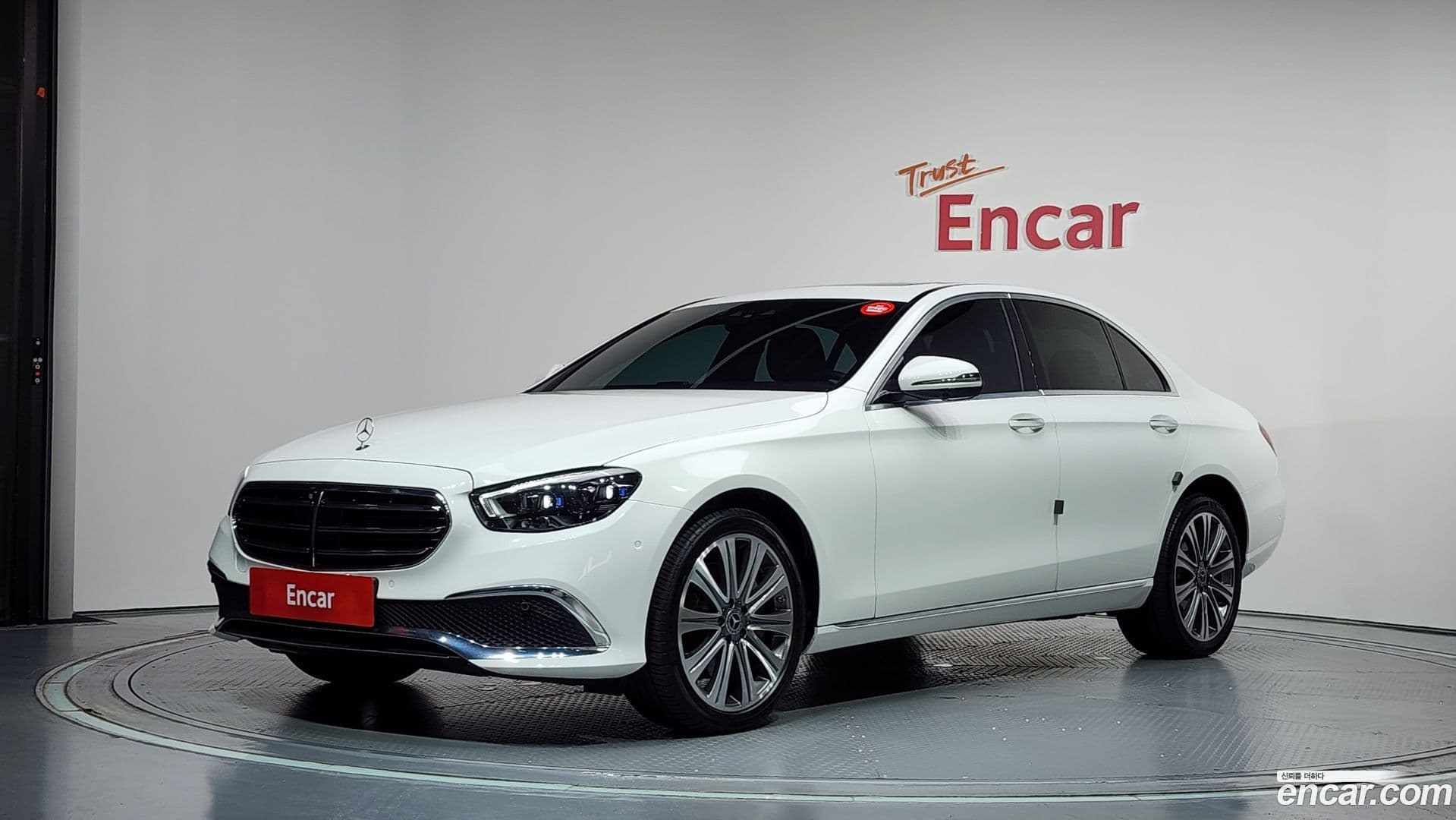 Main__Slider__Photo:E-Class Mercedes-Benz 2023.5-0