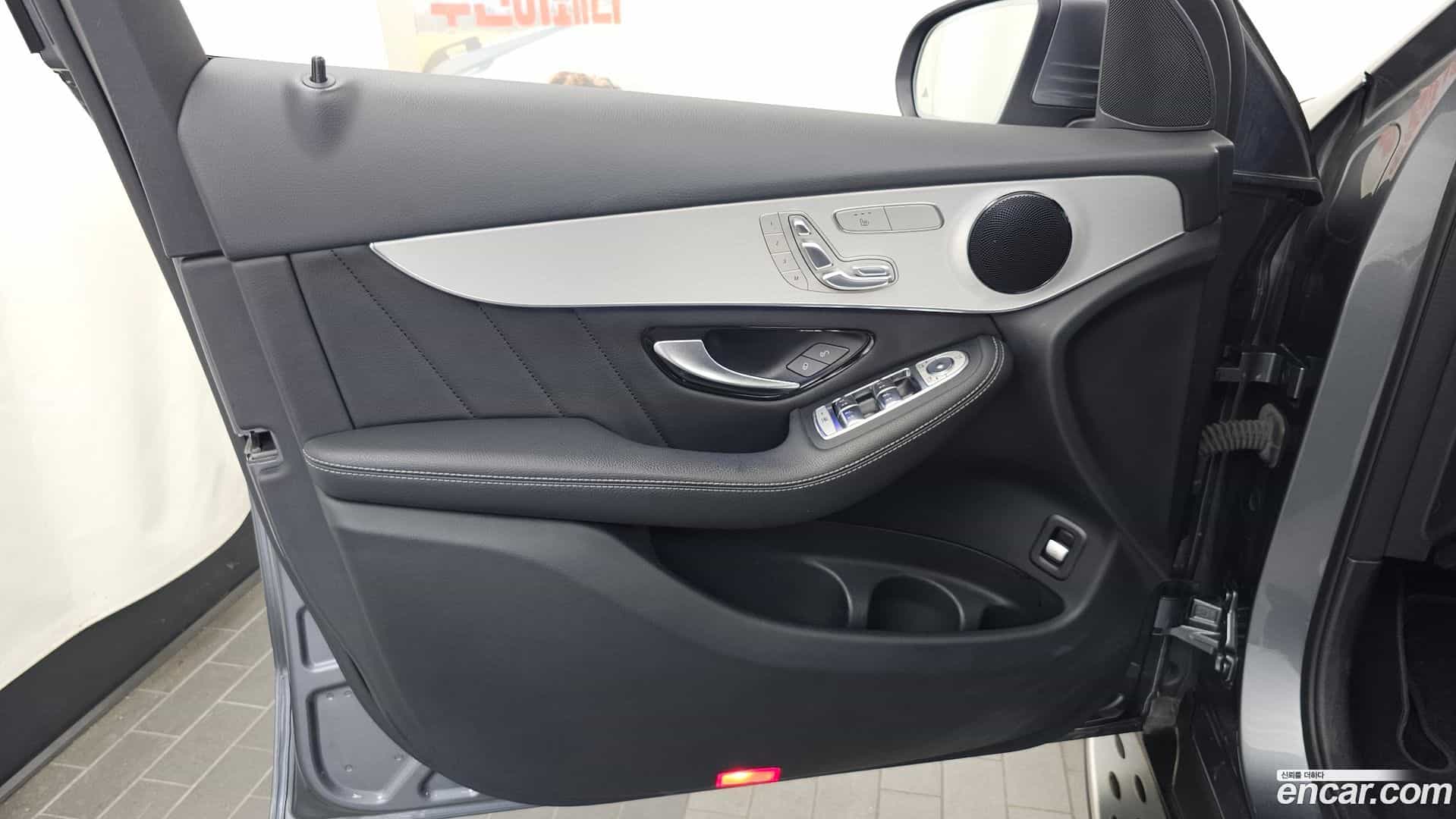 GLC-Class Mercedes-Benz 2021.3-INNER-034