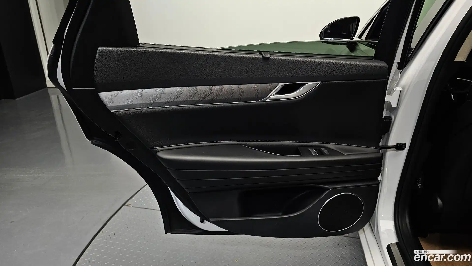 G80 Genesis 2022.0-INNER-035
