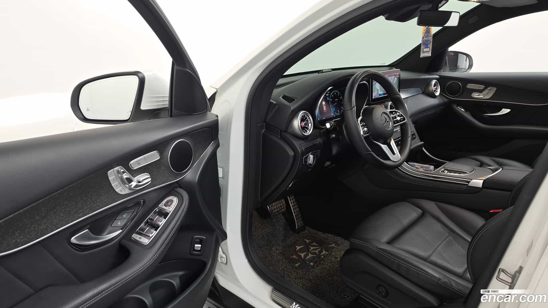 GLC-Class Mercedes-Benz 2020.1-INNER-010
