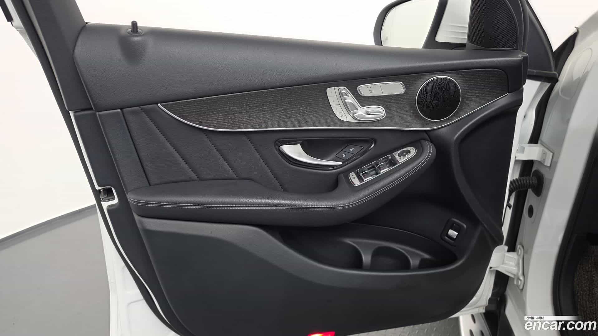 GLC-Class Mercedes-Benz 2020.1-INNER-034