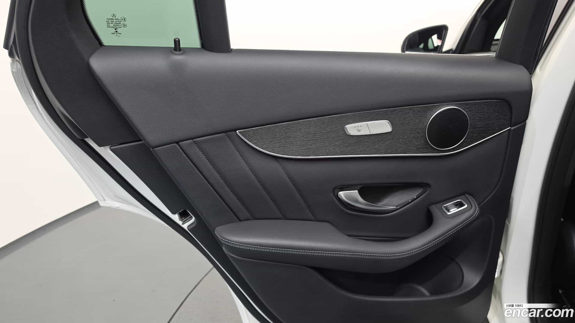 GLC-Class Mercedes-Benz 2020.1-INNER-035