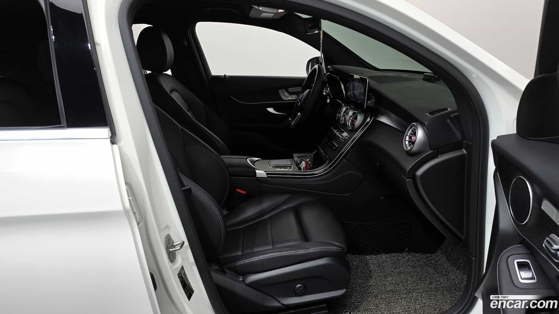 GLC-Class Mercedes-Benz 2020.1-INNER-036