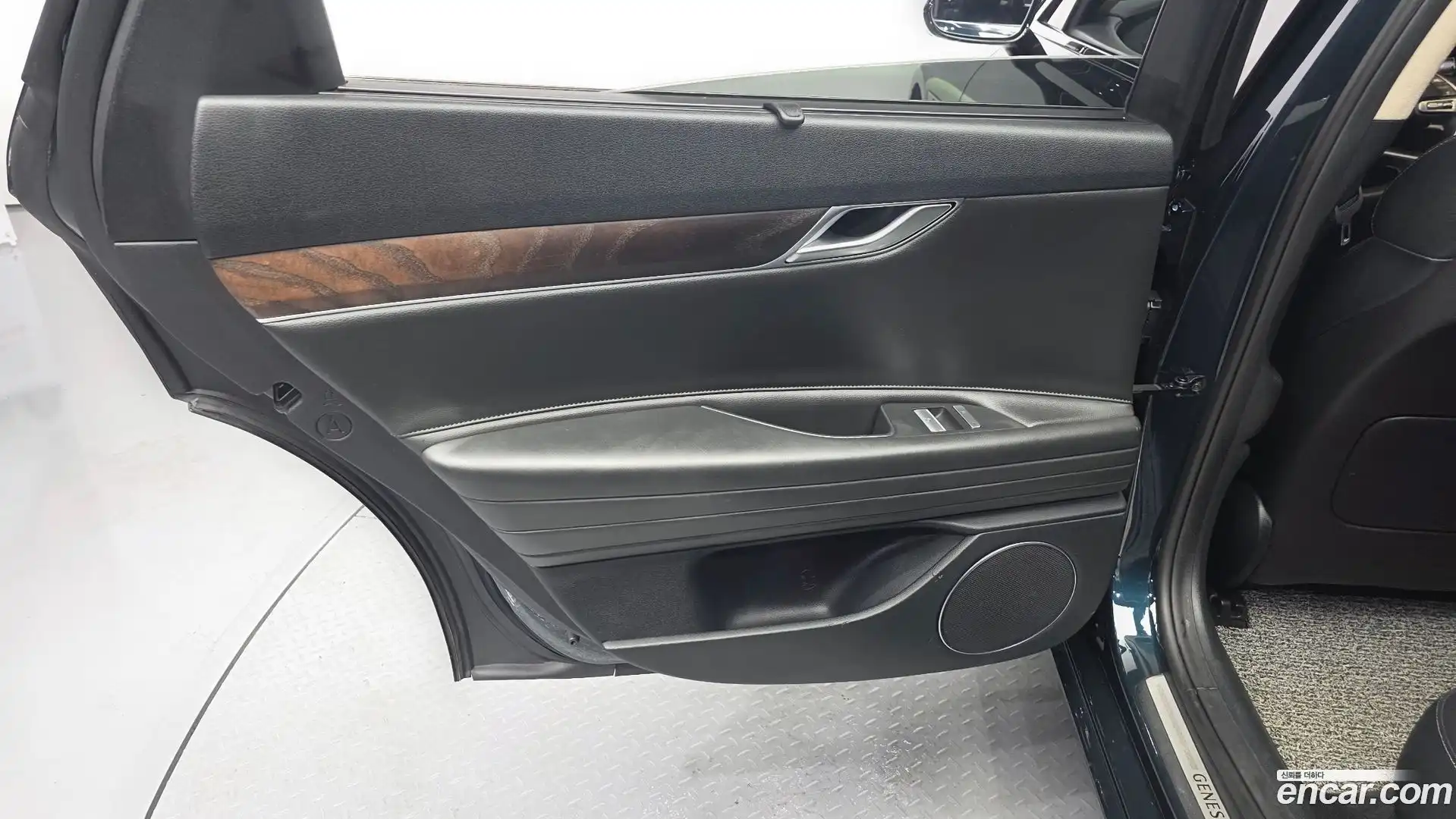 G80 Genesis 2020.3-INNER-035
