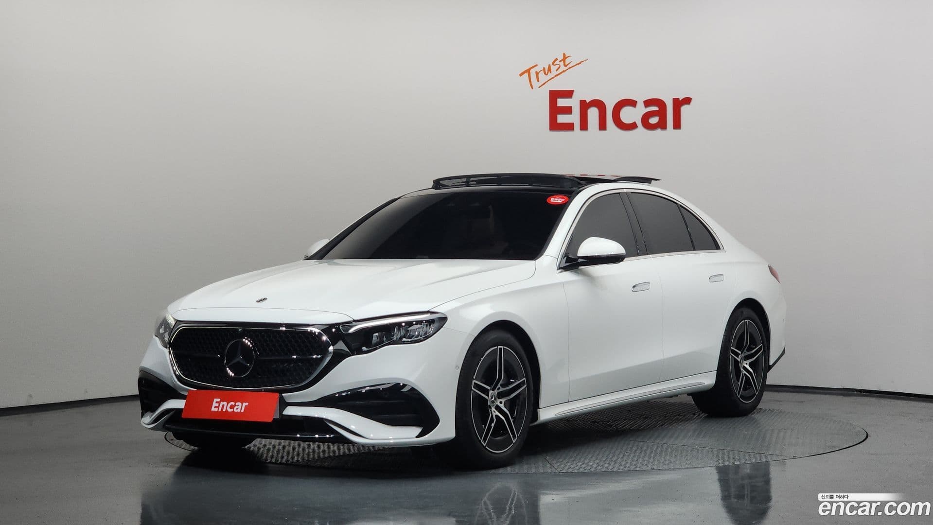 Main__Slider__Photo:E-Class Mercedes-Benz 2025.10-0