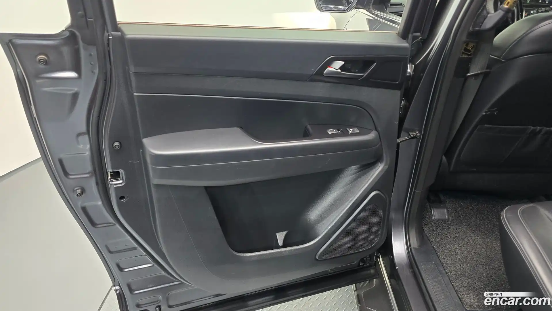 Rexton KG Mobility 2019.10-INNER-035