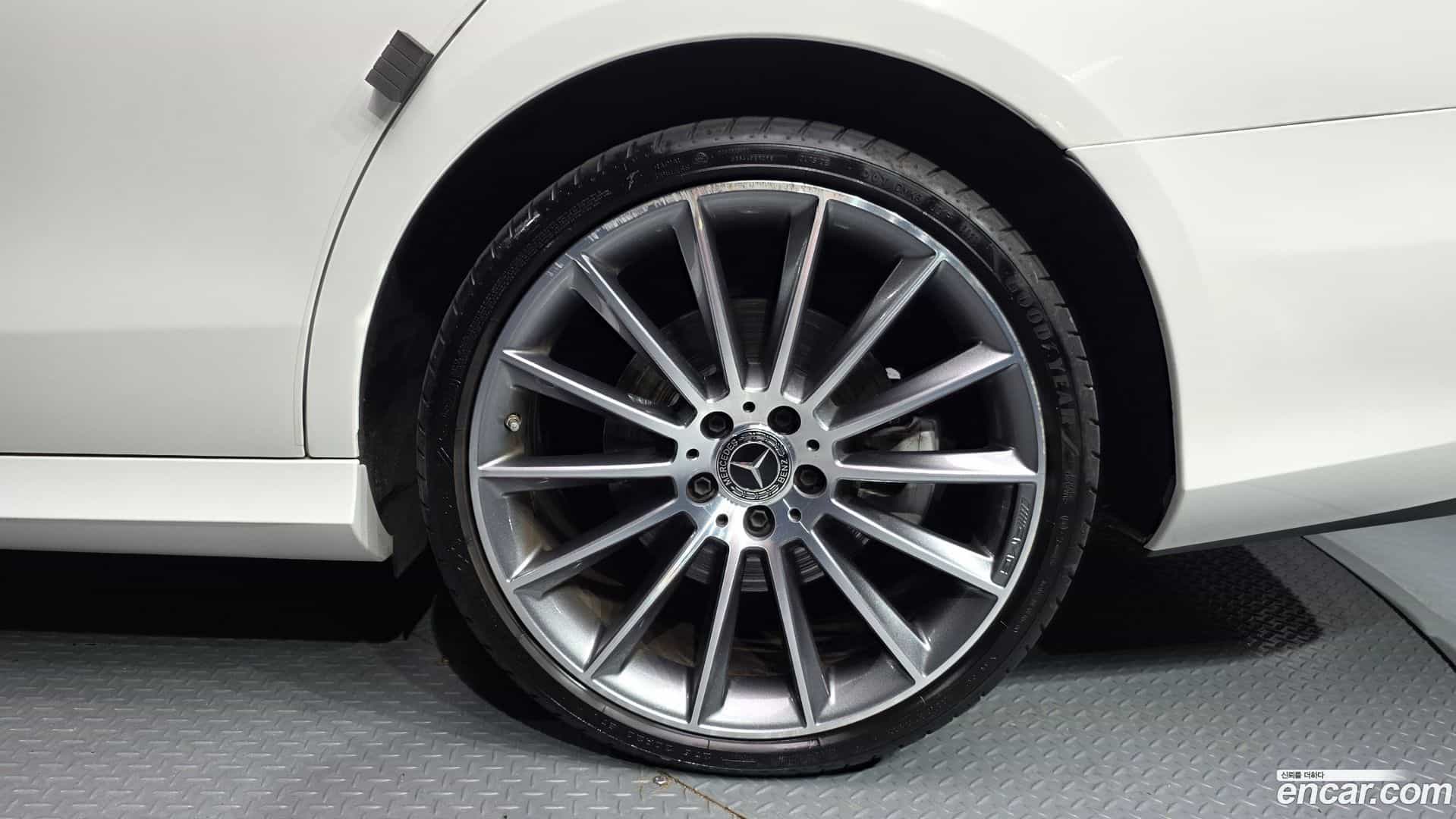 E-Class Mercedes-Benz 2022.3-OUTER-031