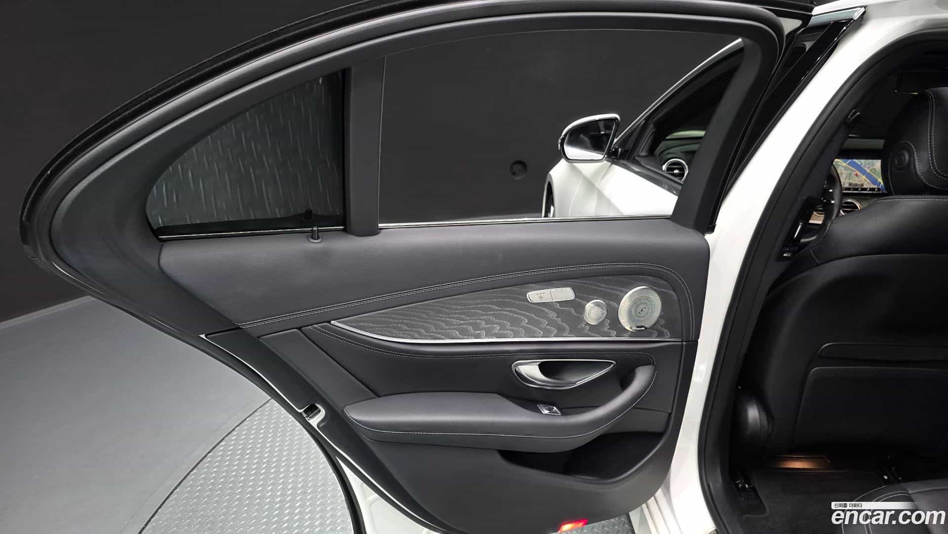 E-Class Mercedes-Benz 2022.3-INNER-035