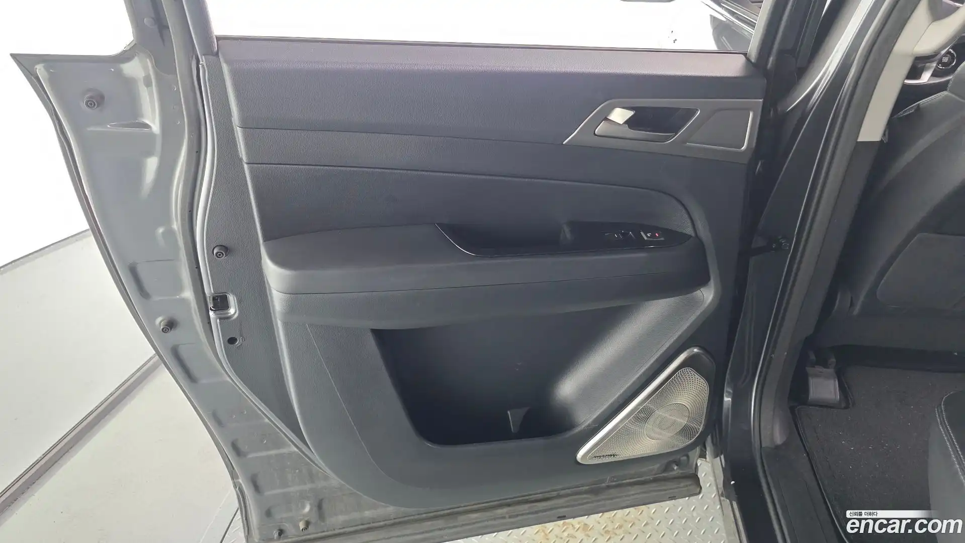 Rexton KG Mobility 2018.1-INNER-035