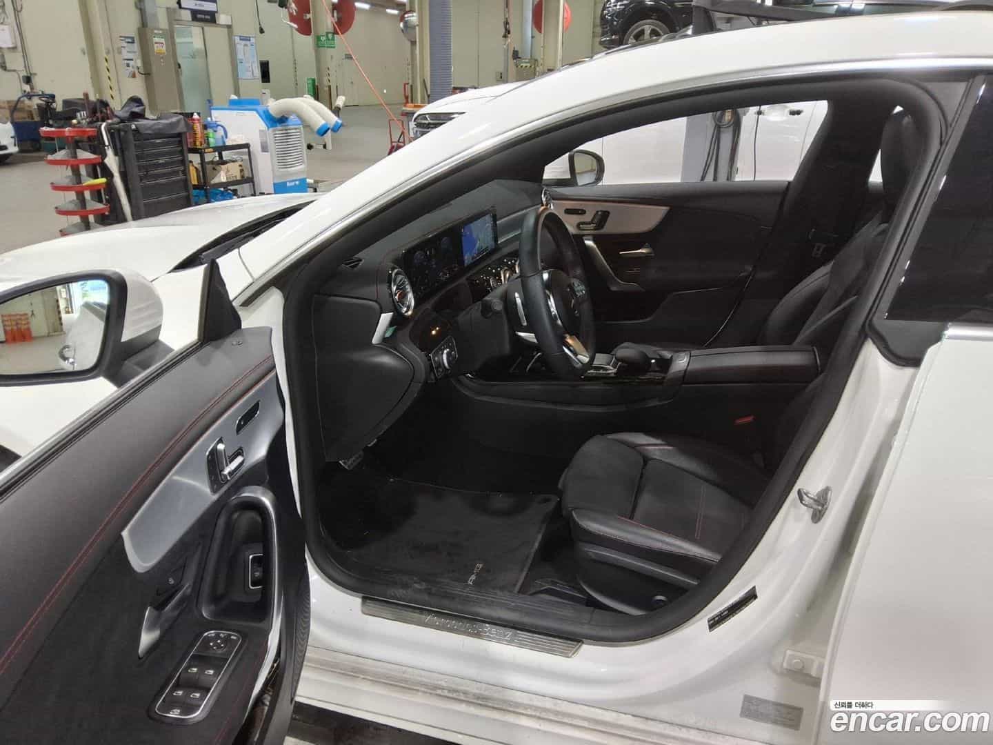 CLA-Class Mercedes-Benz 2022.1-INNER-010