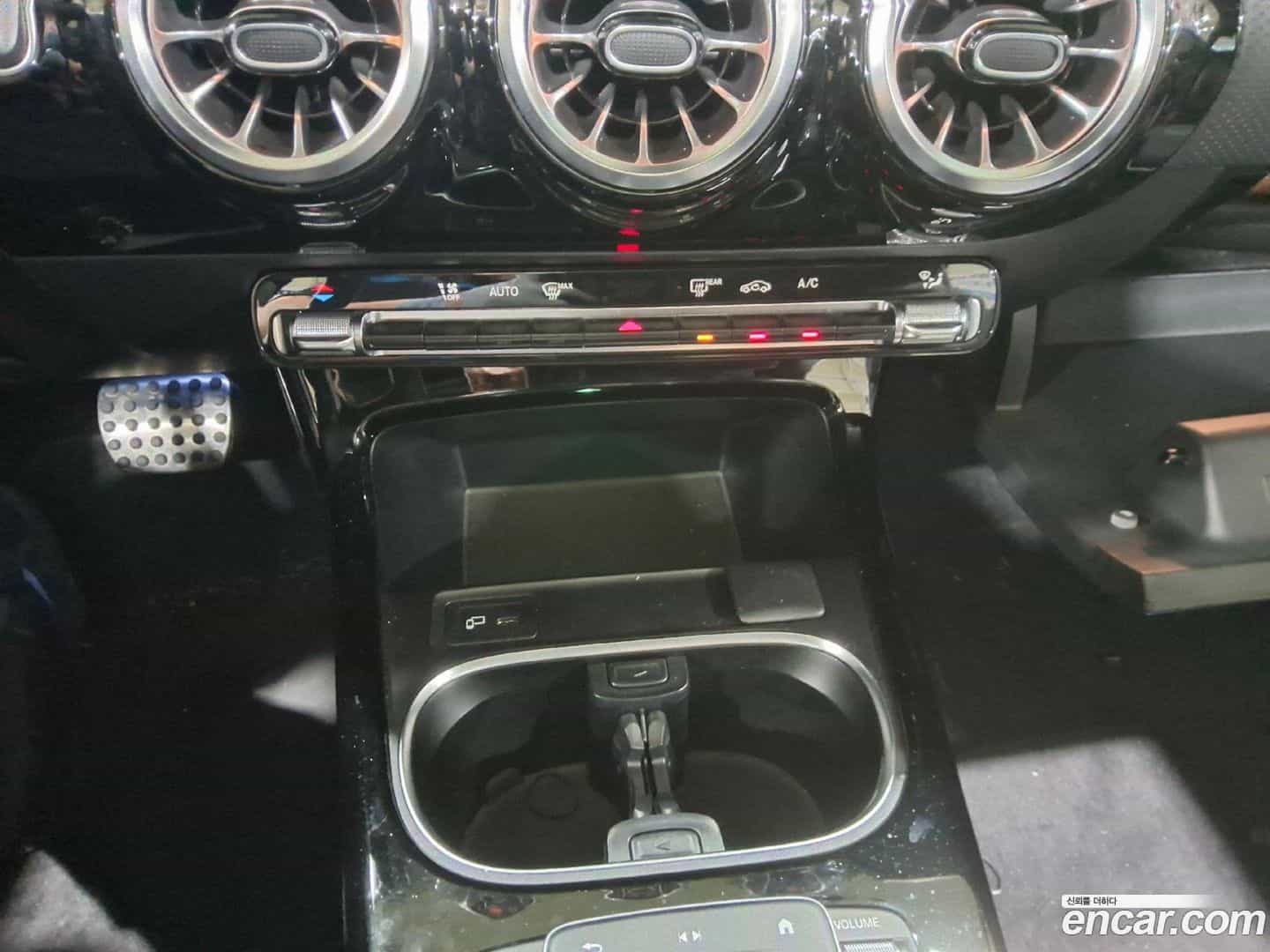 CLA-Class Mercedes-Benz 2022.1-OPTION-019