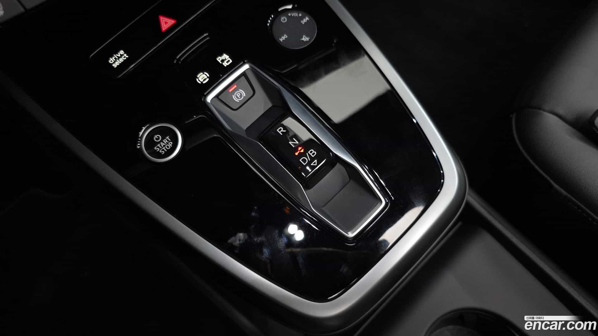 Q4 e-tron Audi 2025.8-INNER-009