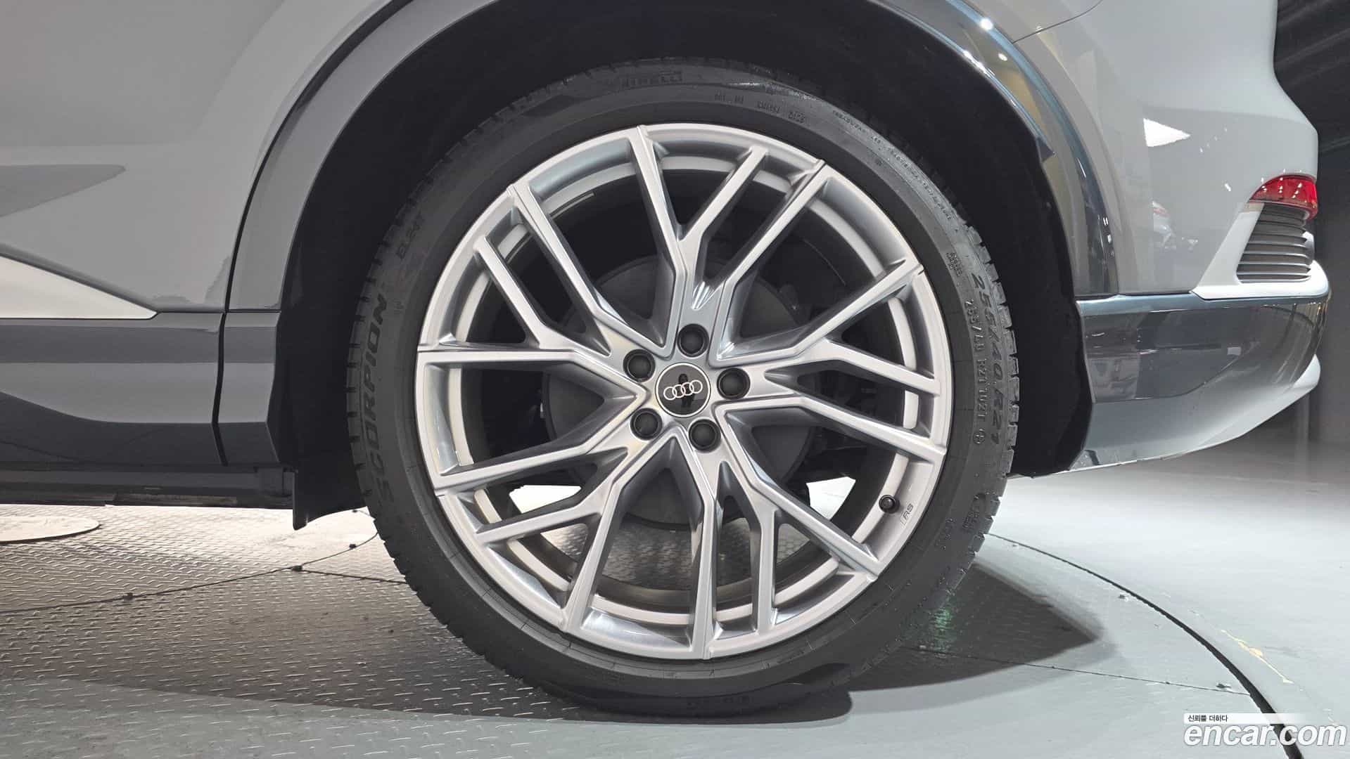 Q4 e-tron Audi 2025.8-OUTER-031