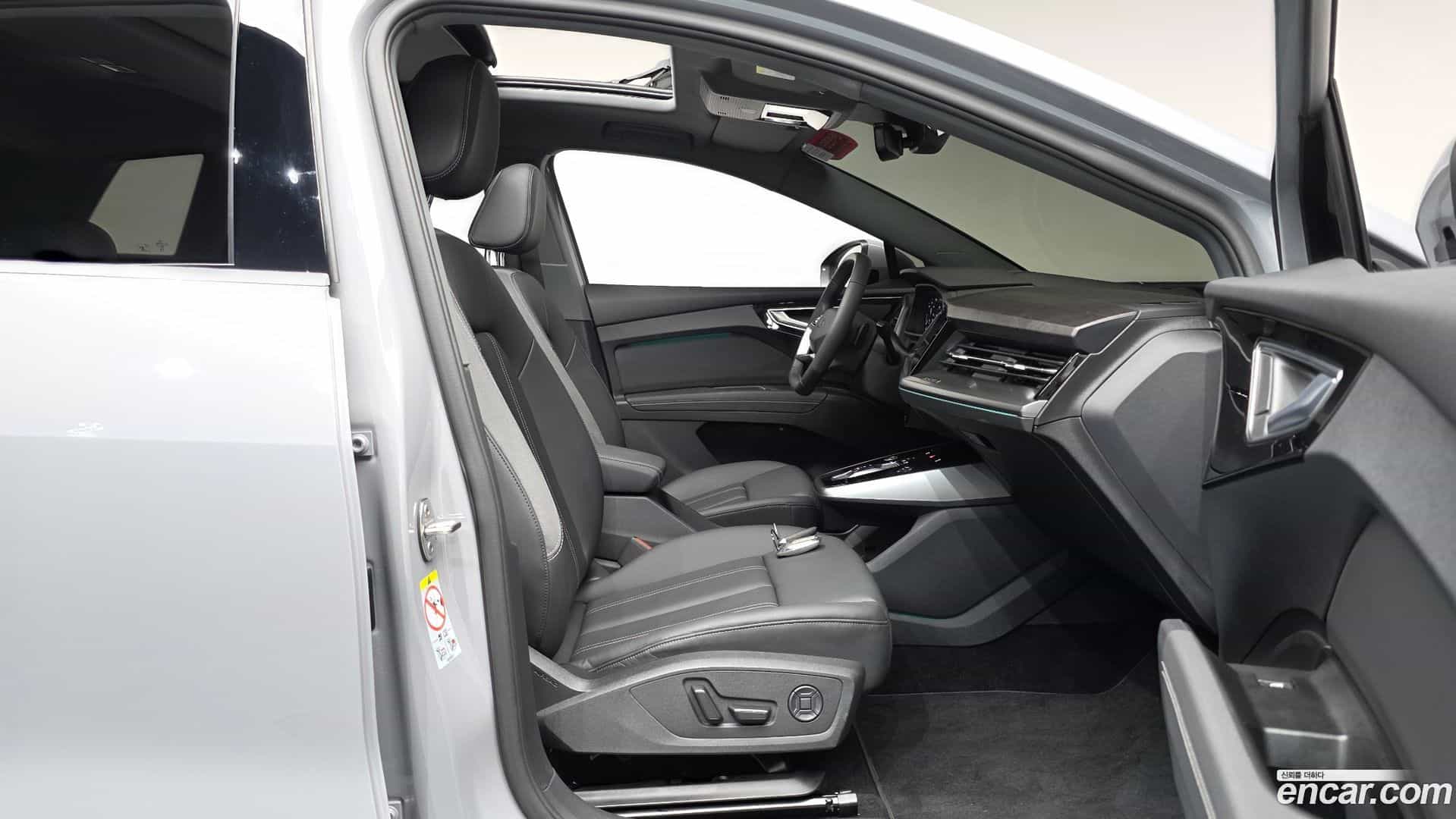 Q4 e-tron Audi 2025.8-INNER-036
