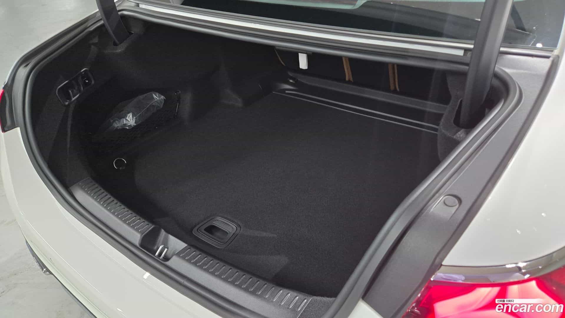 E-Class Mercedes-Benz 2025.7-INNER-010