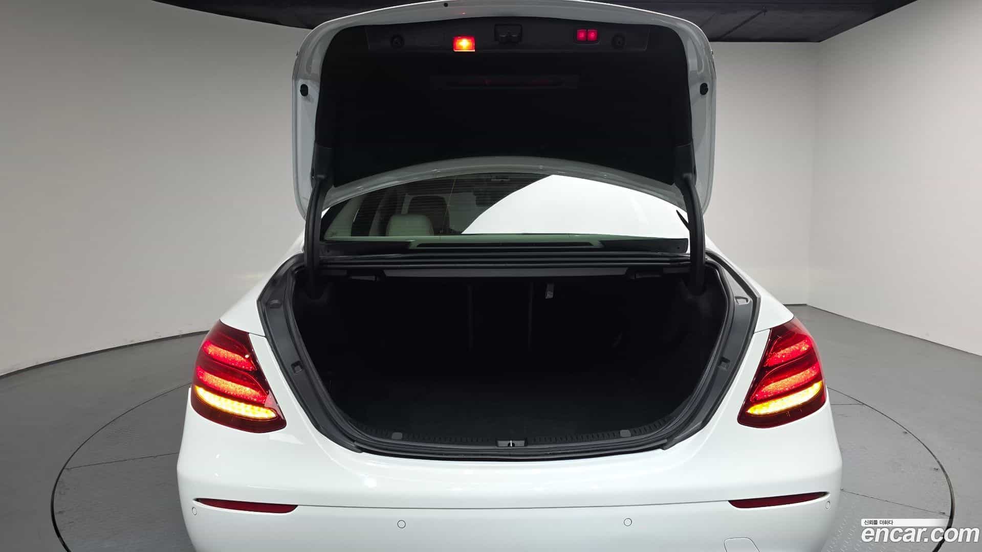 E-Class Mercedes-Benz 2020.5-OPTION-024