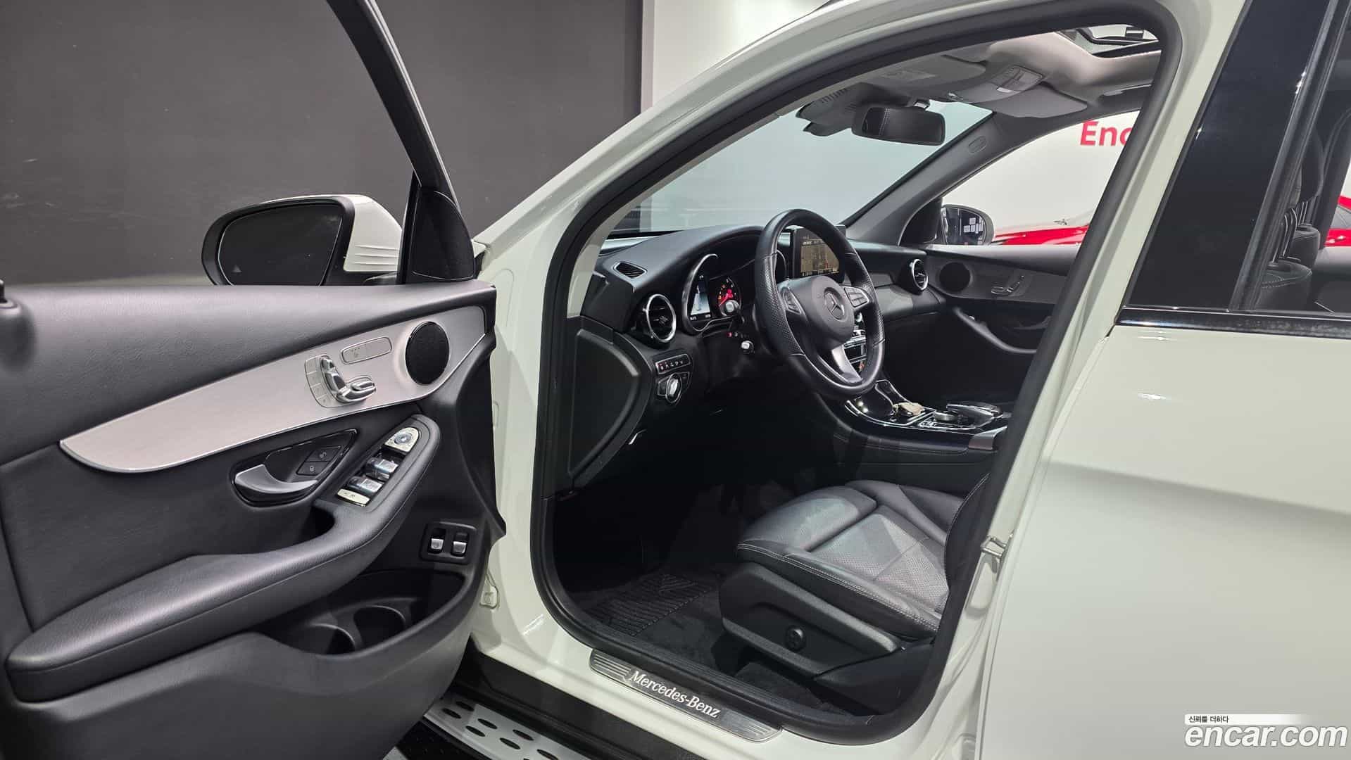 GLC-Class Mercedes-Benz 2018.11-INNER-010