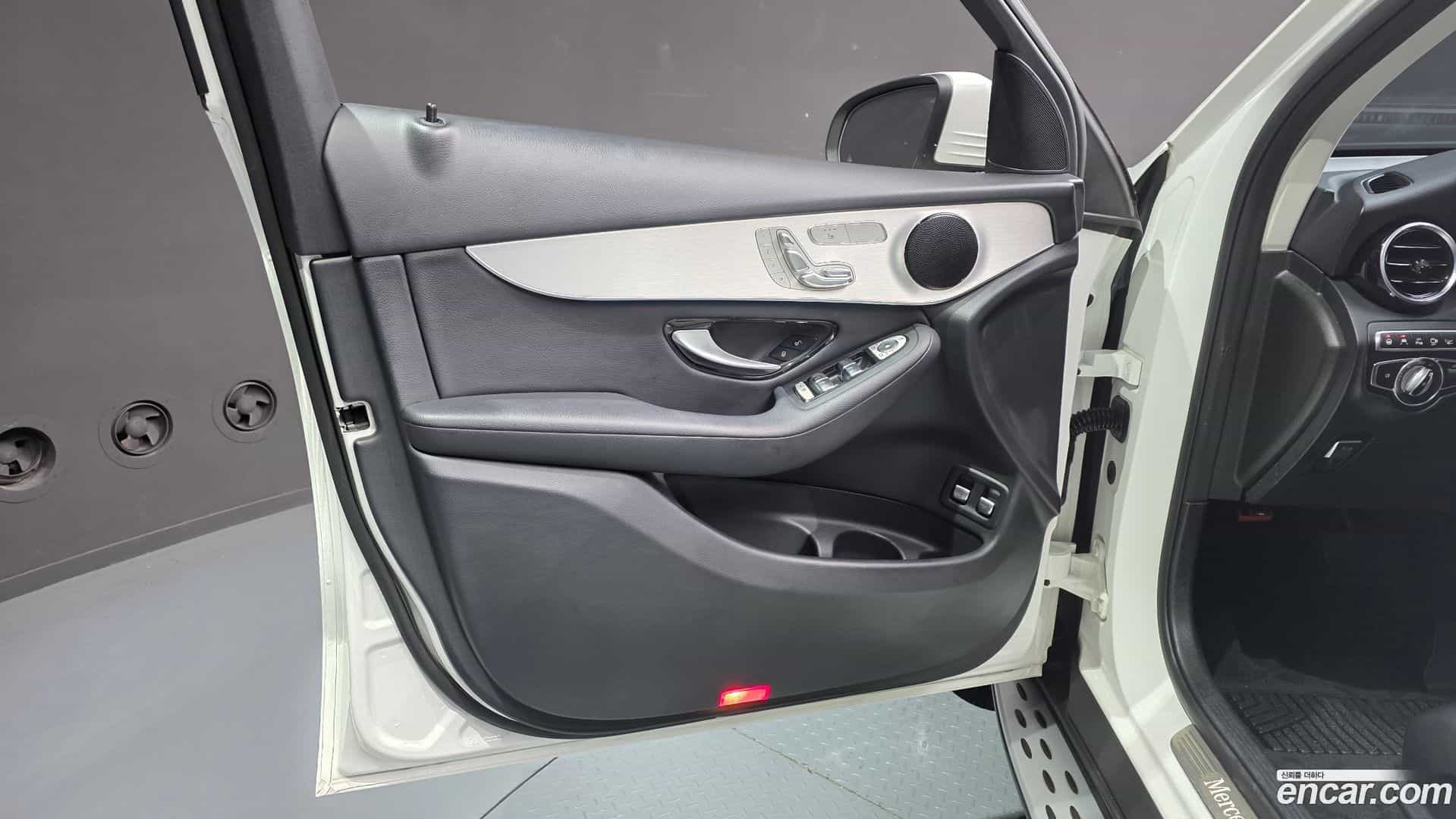 GLC-Class Mercedes-Benz 2018.11-INNER-034