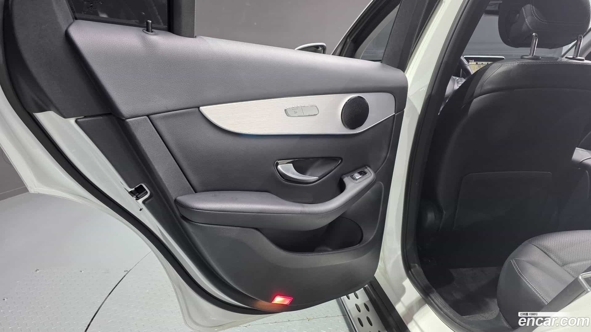 GLC-Class Mercedes-Benz 2018.11-INNER-035