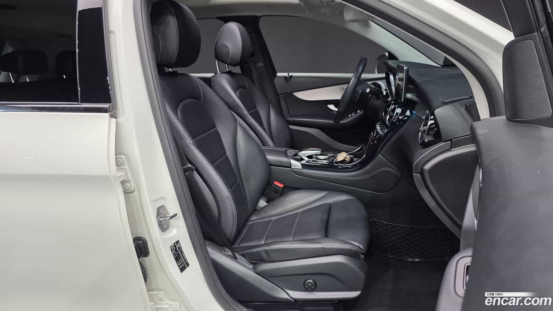 GLC-Class Mercedes-Benz 2018.11-INNER-036