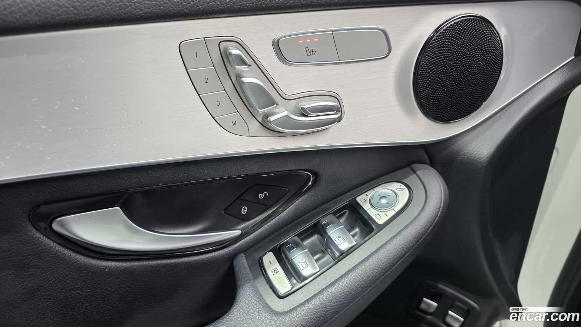 GLC-Class Mercedes-Benz 2018.11-OPTION-041