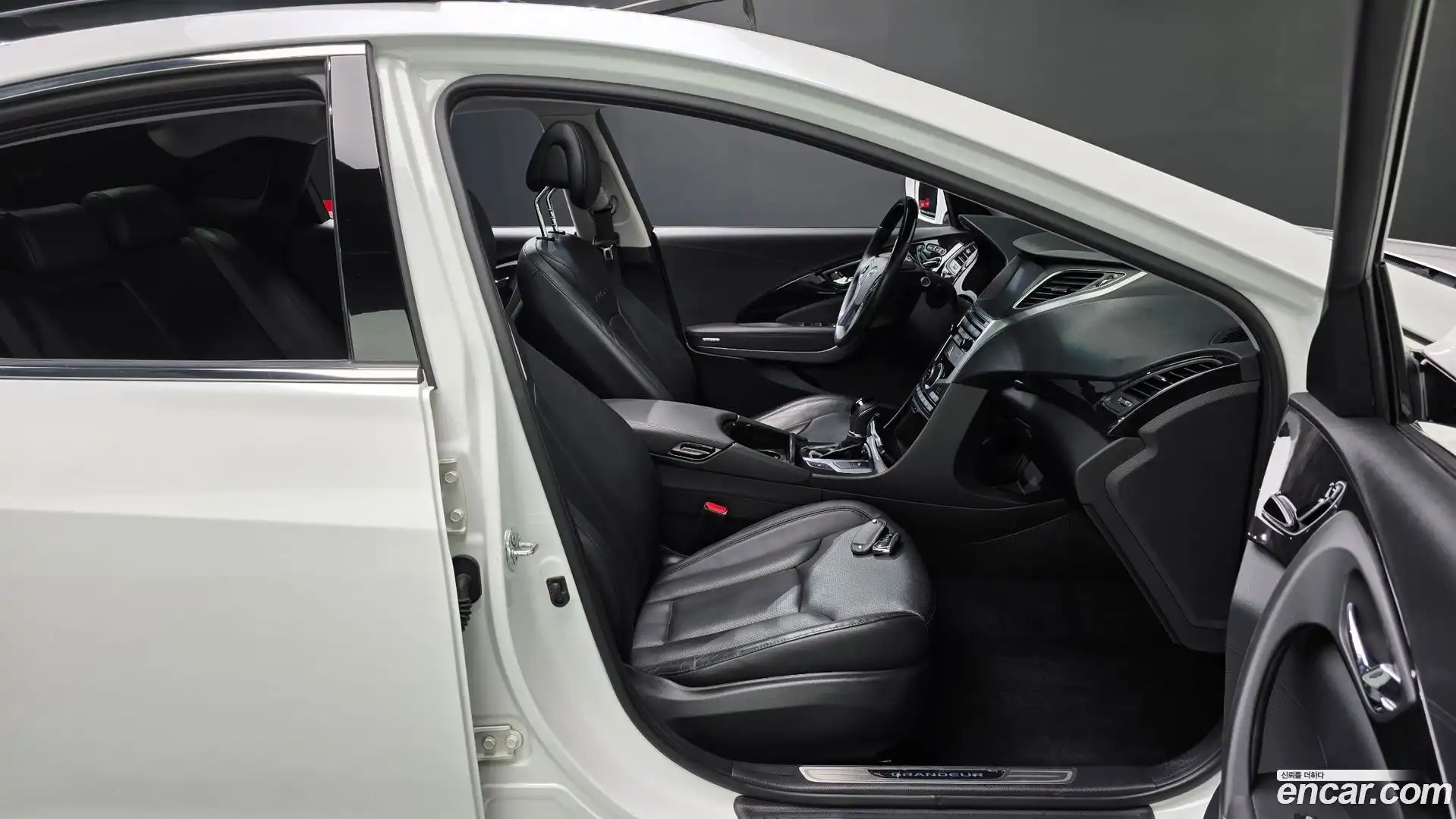 Grandeur Hyundai 2015.6-INNER-036