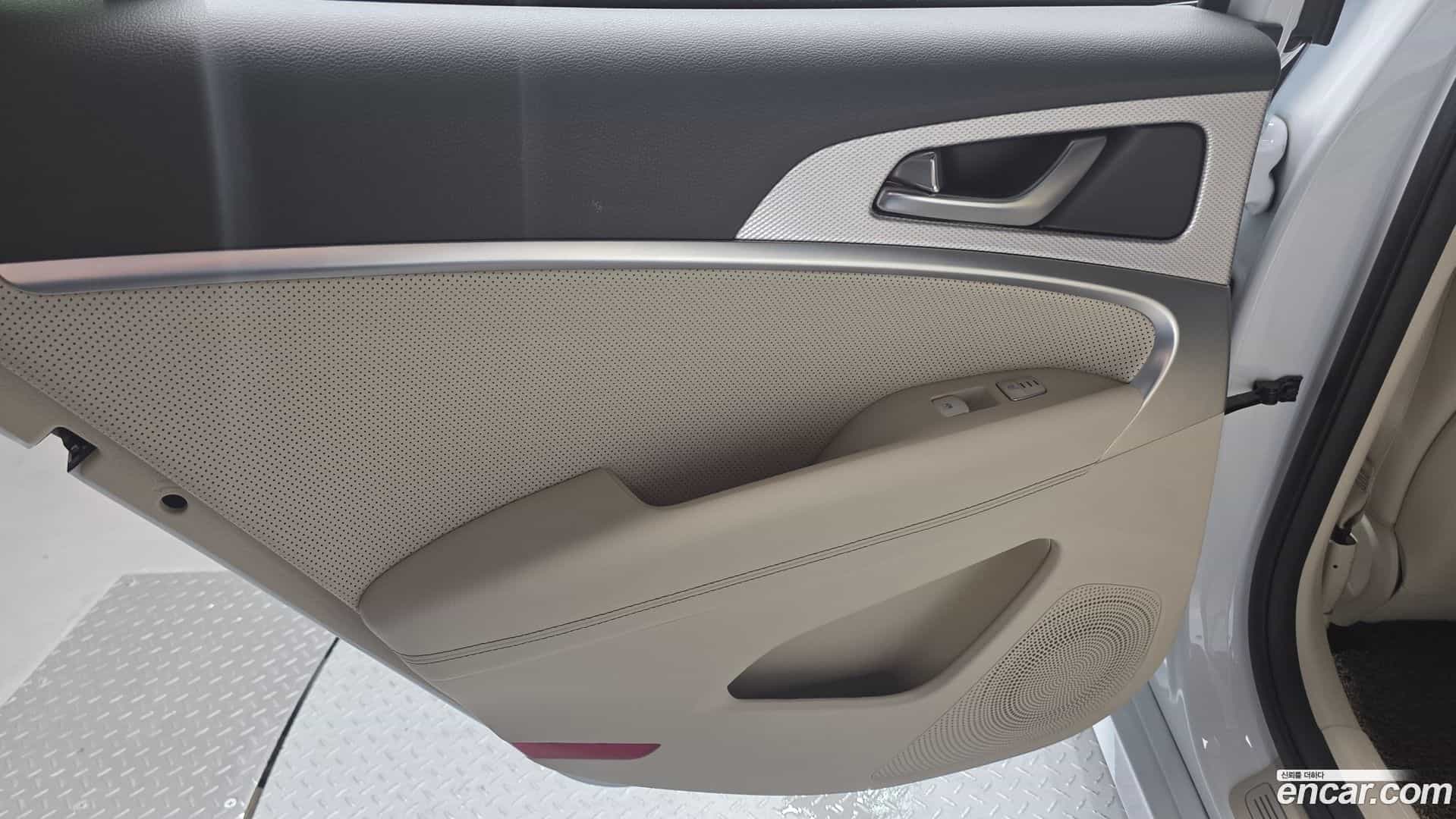 G70 Genesis 2022.10-INNER-035