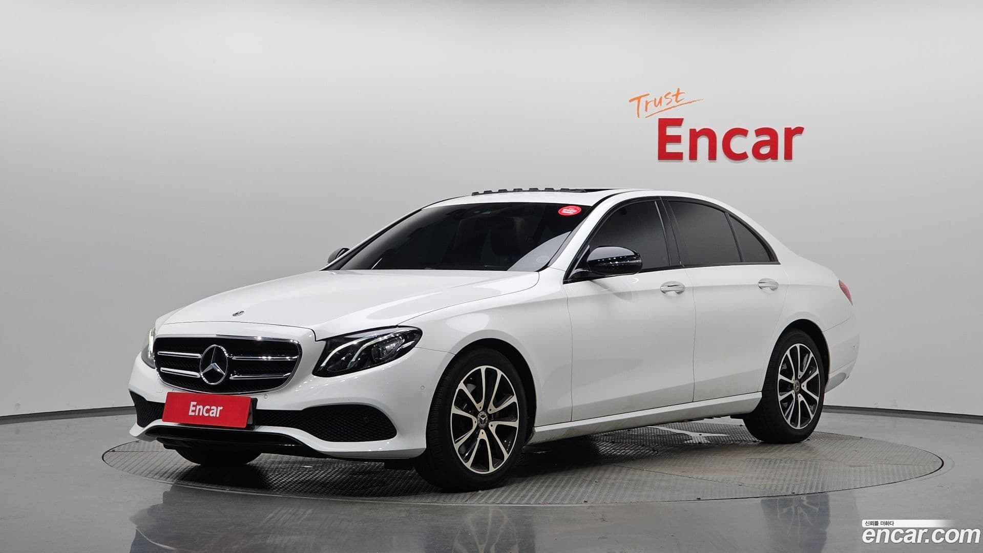 Main__Slider__Photo:E-Class Mercedes-Benz 2020.5-0