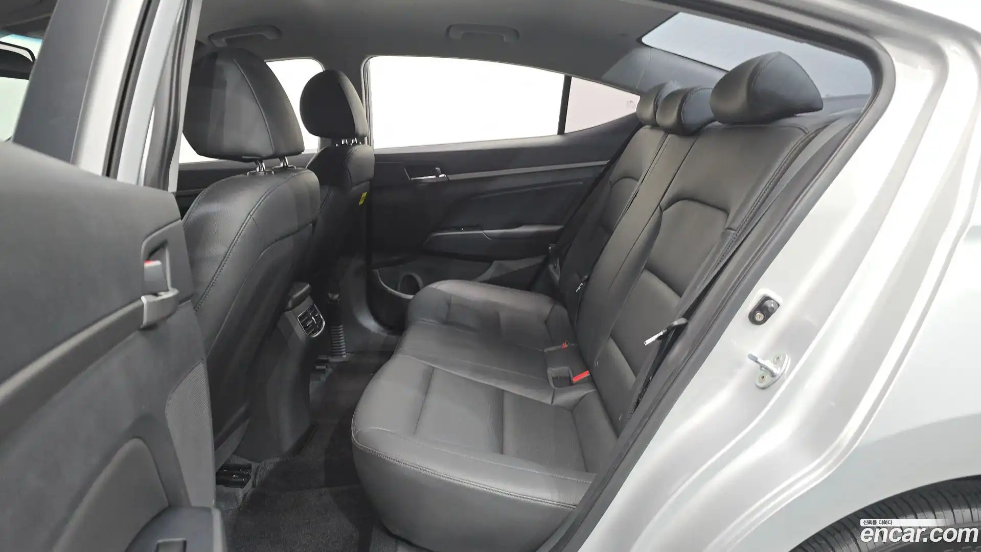 AVANTE Hyundai 2015.11-OPTION-016