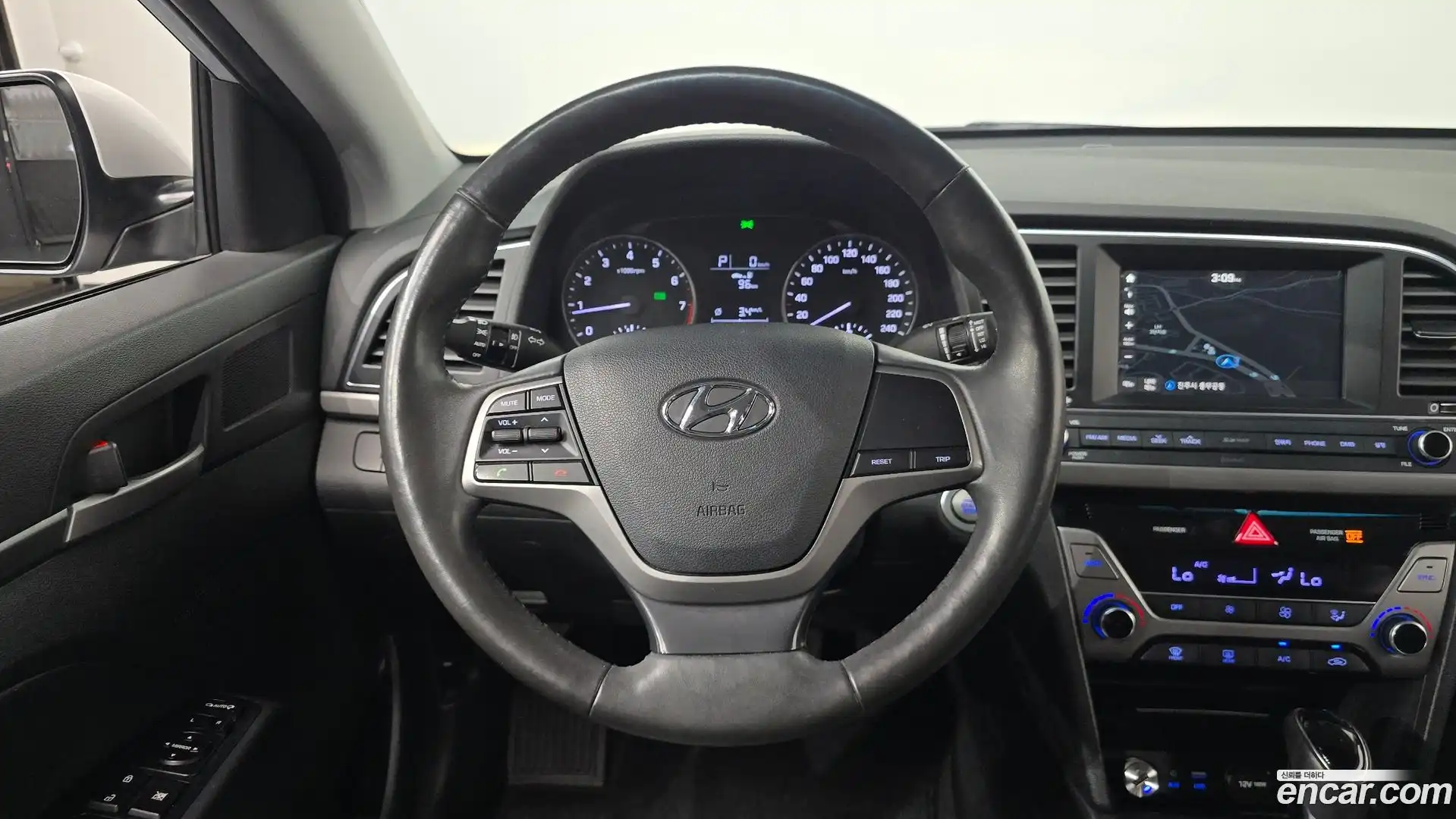 AVANTE Hyundai 2015.11-OPTION-017