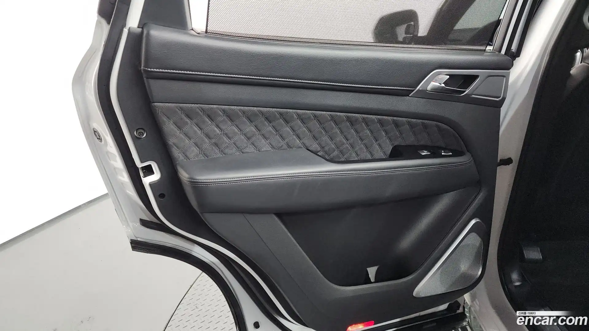 Rexton KG Mobility 2022.8-INNER-035