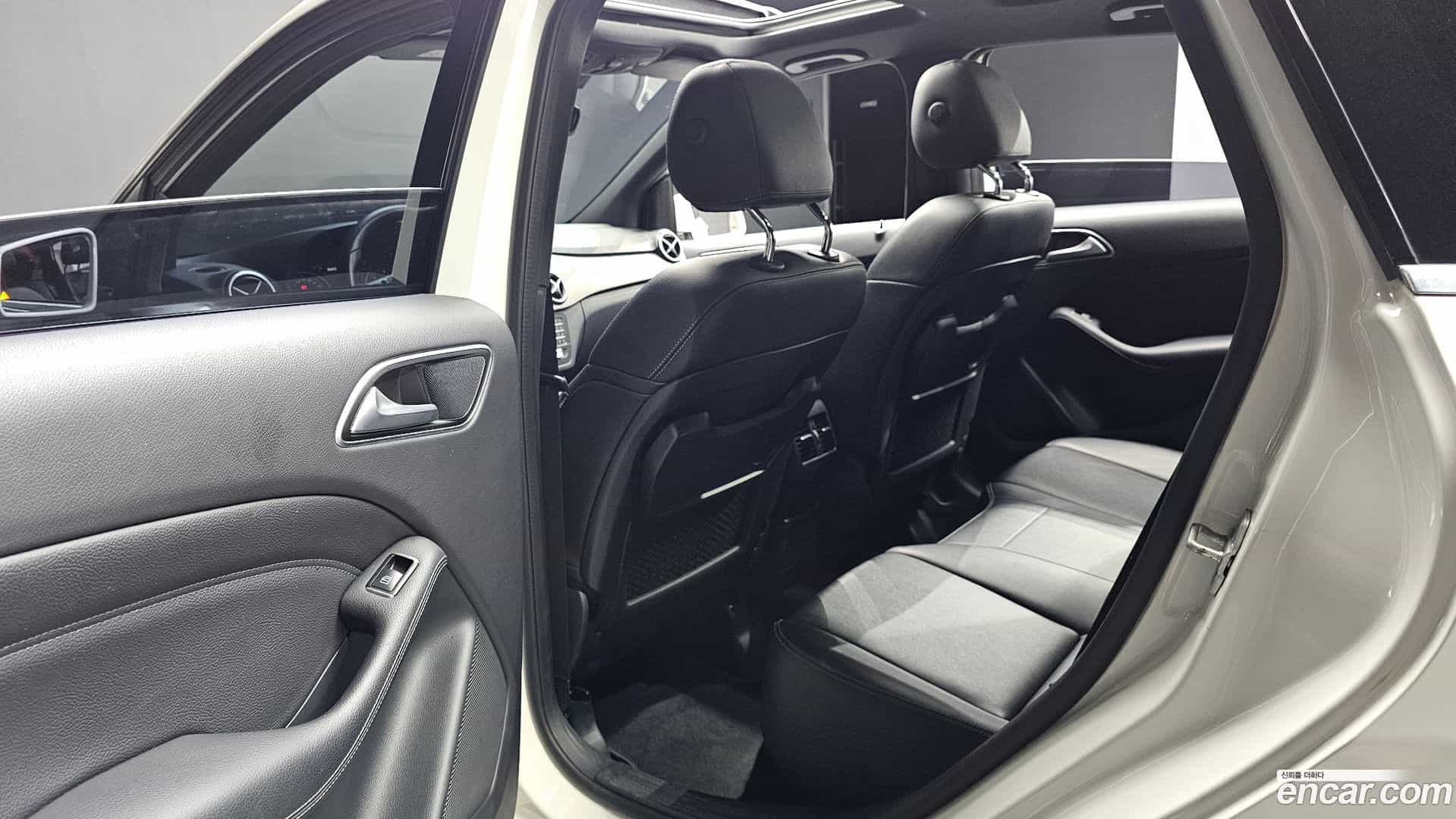 B-Class Mercedes-Benz 2017.2-INNER-036