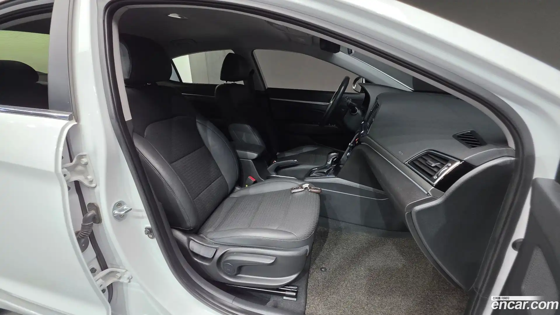 AVANTE Hyundai 2015.11-OPTION-024