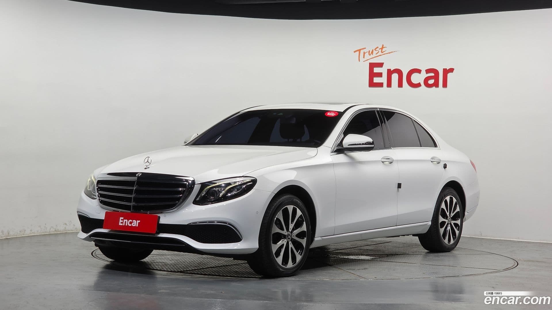 Main__Slider__Photo:E-Class Mercedes-Benz 2018.6-0
