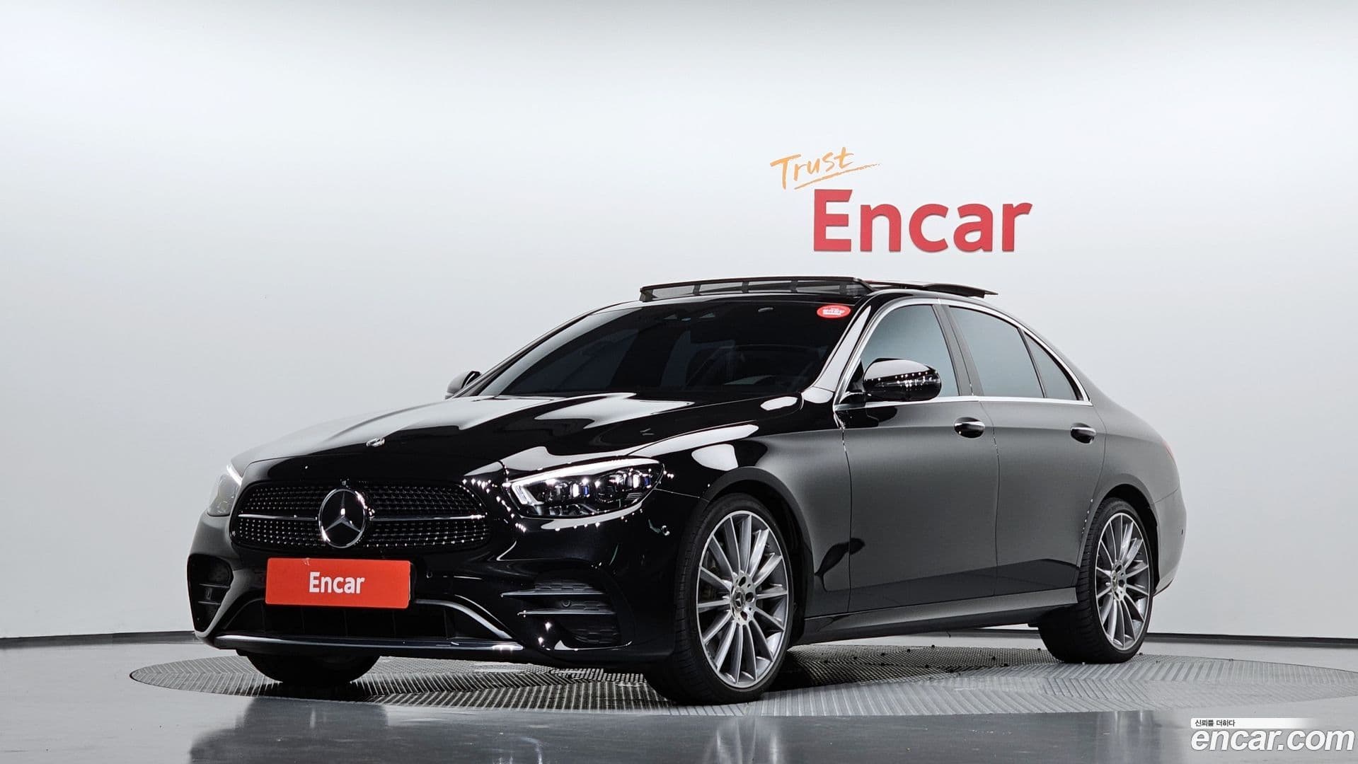 Main__Slider__Photo:E-Class Mercedes-Benz 2022.8-0