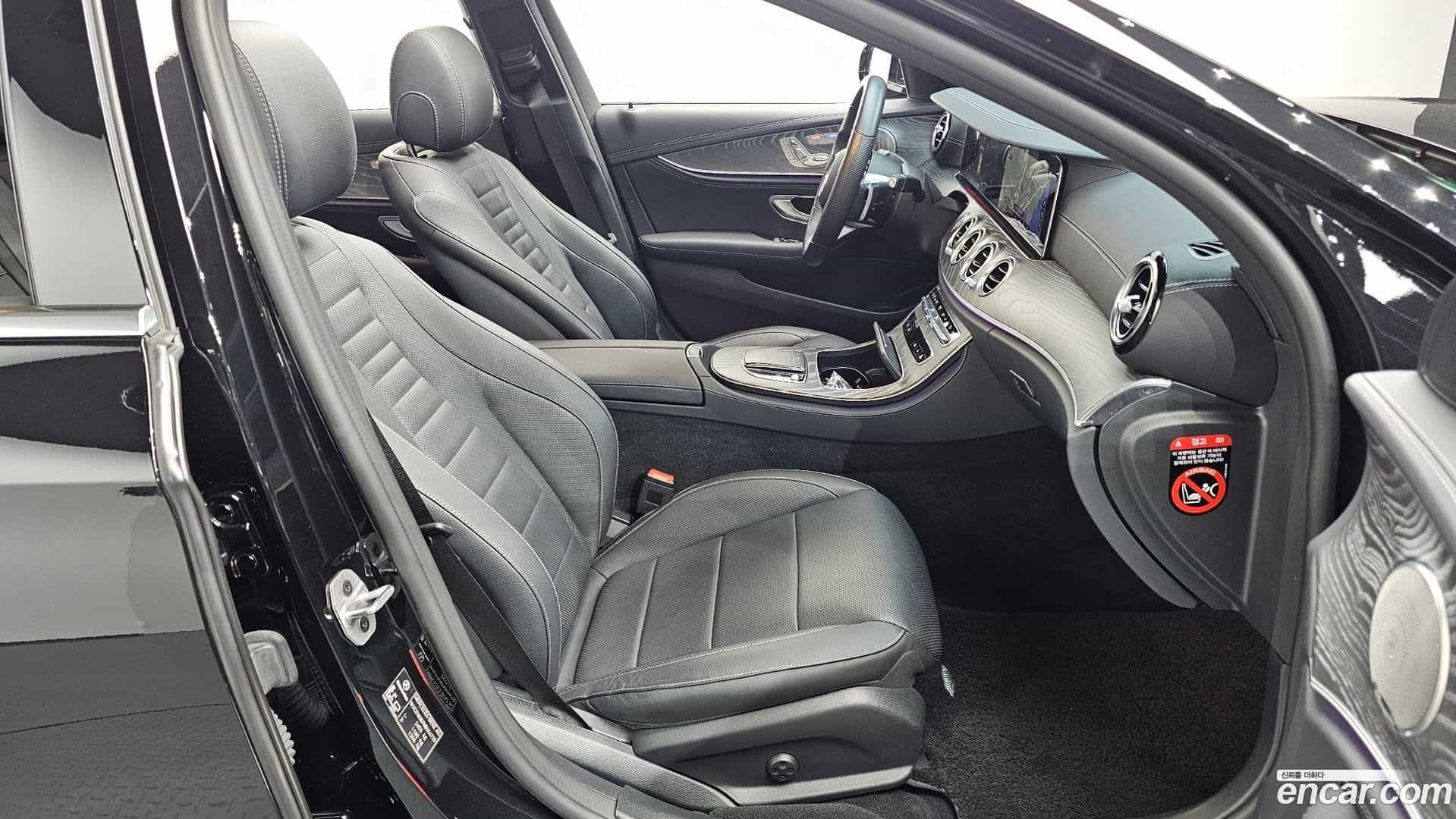 E-Class Mercedes-Benz 2022.8-INNER-036