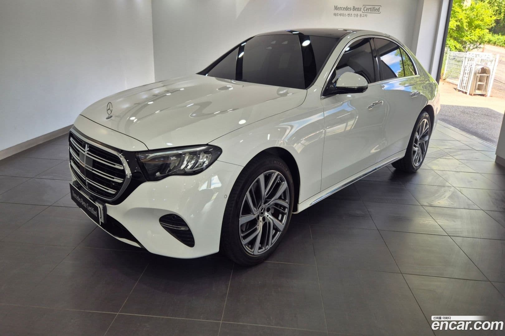 Main__Slider__Photo:E-Class Mercedes-Benz 2024.8-0