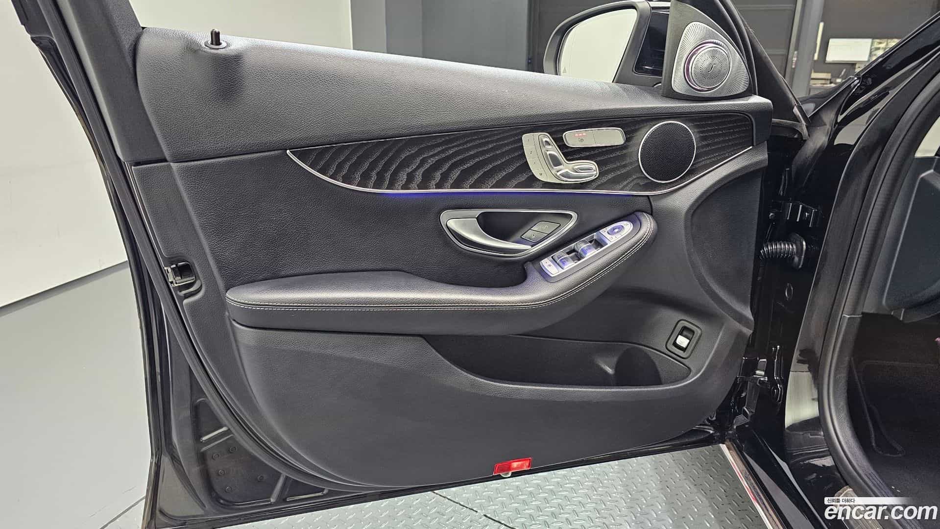 C-Class Mercedes-Benz 2019.2-INNER-034