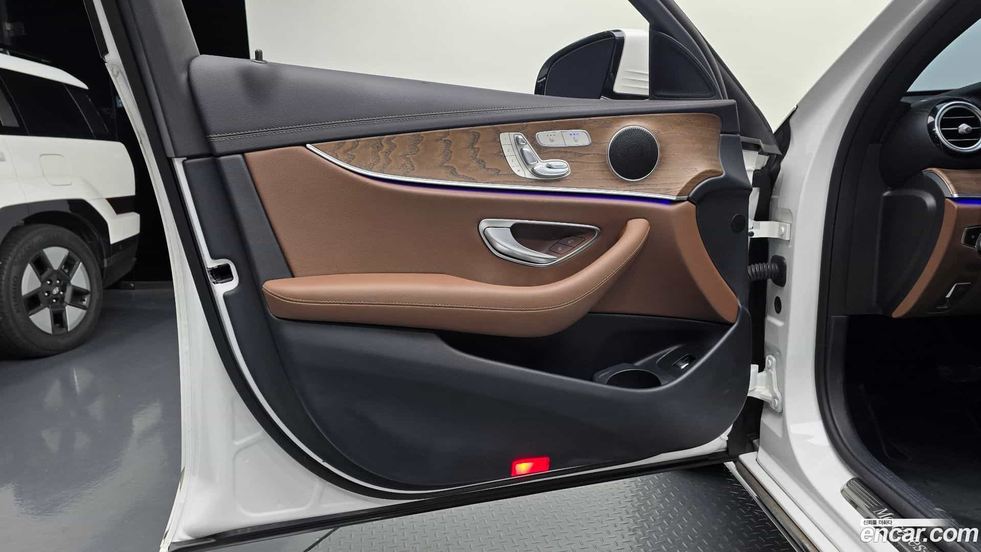 E-Class Mercedes-Benz 2022.5-INNER-034