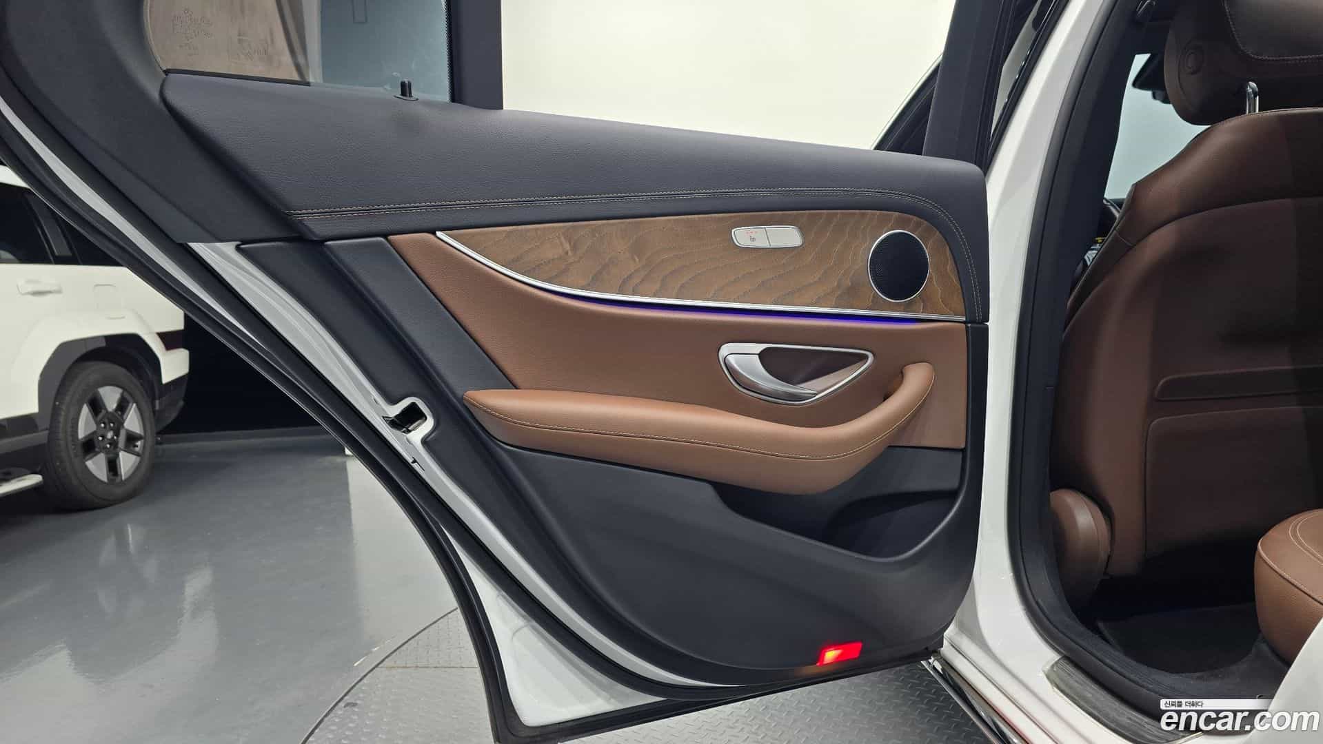E-Class Mercedes-Benz 2022.5-INNER-035