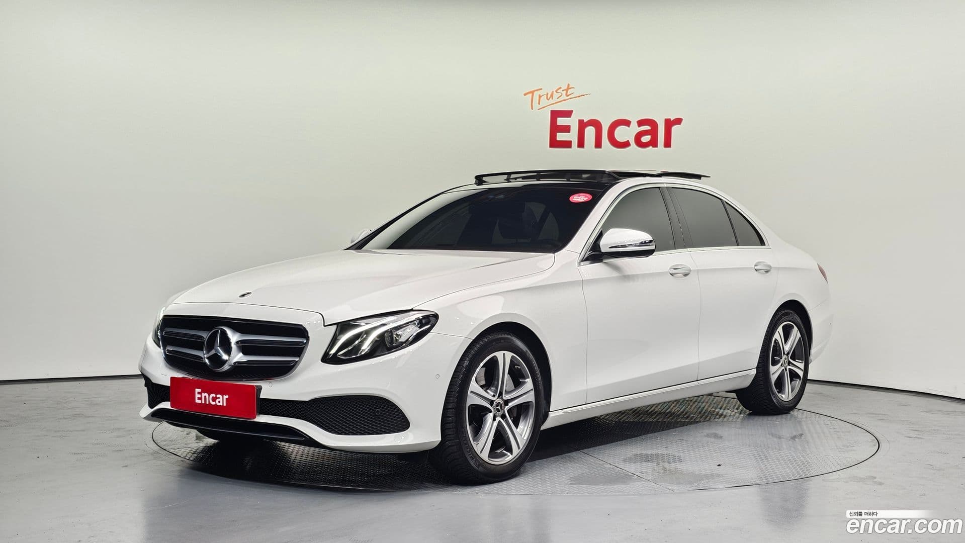 Main__Slider__Photo:E-Class Mercedes-Benz 2019.9-0