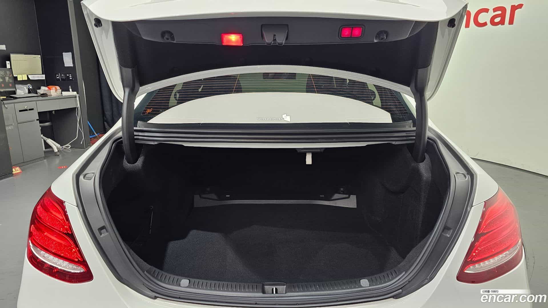 E-Class Mercedes-Benz 2019.9-OPTION-024