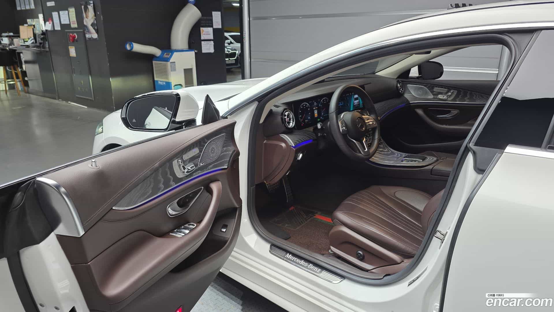 CLS-Class Mercedes-Benz 2020.10-INNER-010