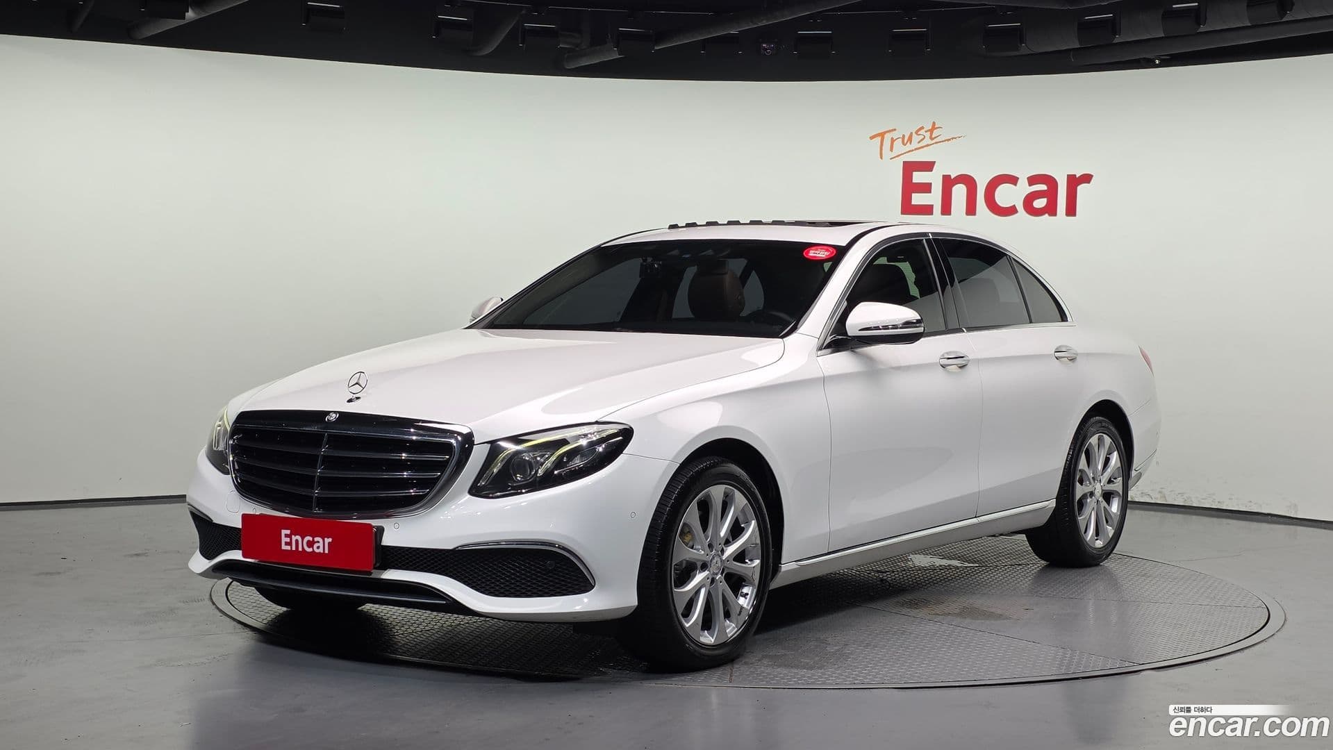 Main__Slider__Photo:E-Class Mercedes-Benz 2016.11-0