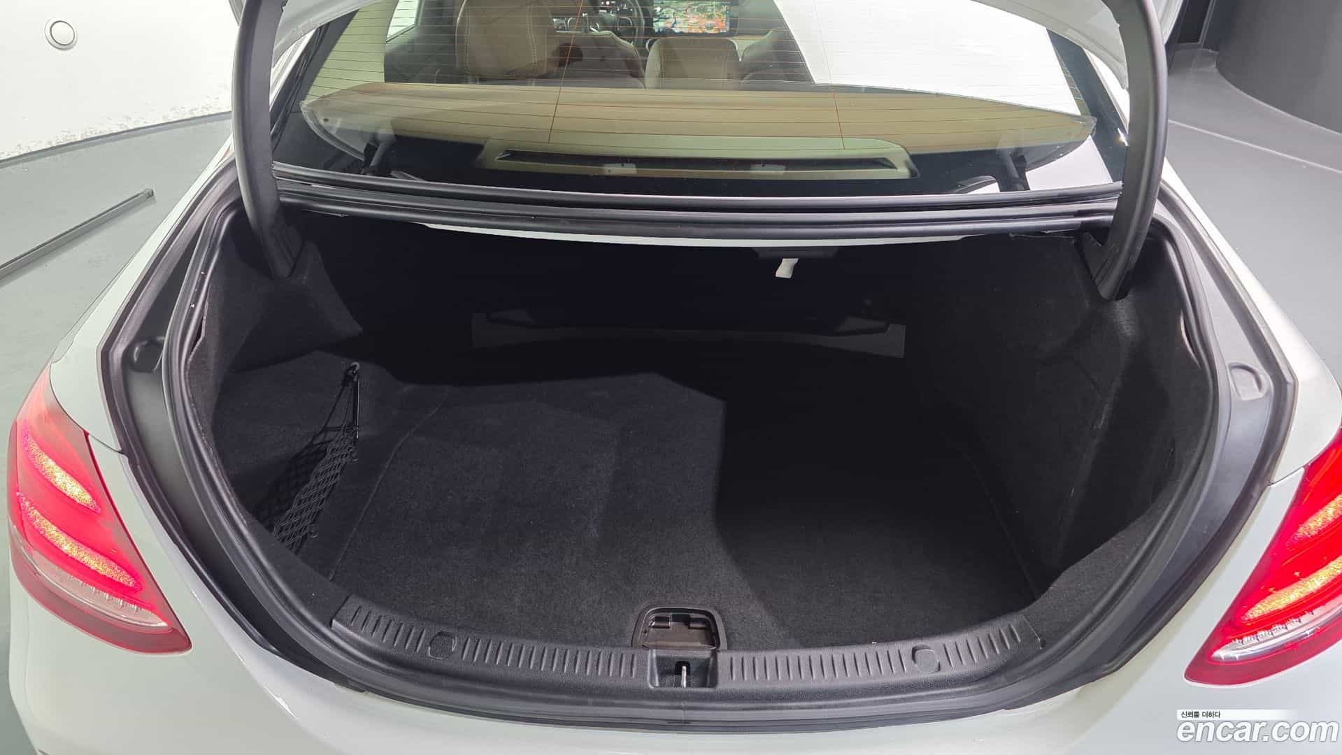 E-Class Mercedes-Benz 2016.11-OPTION-024