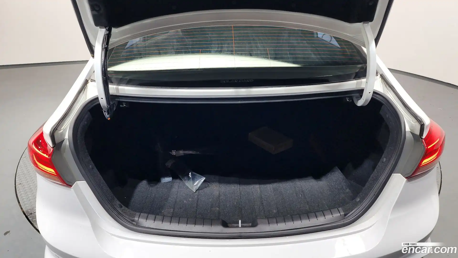 AVANTE Hyundai 2017.6-OPTION-022