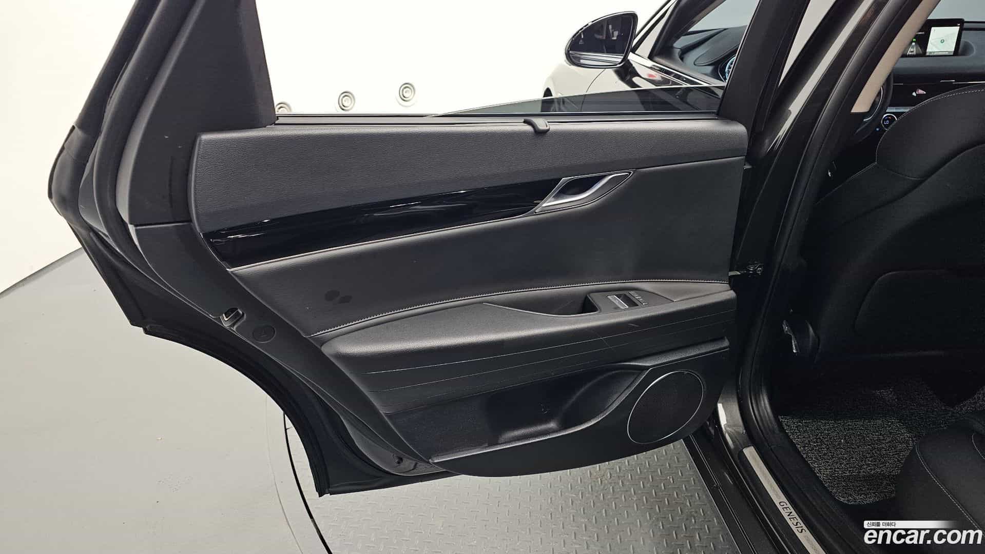 G80 Genesis 2023.1-INNER-035